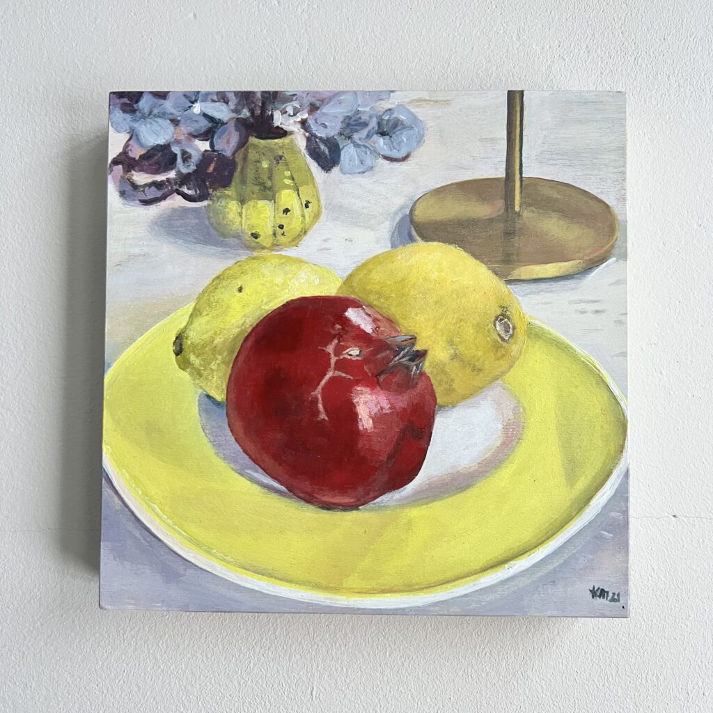Granatapfel mit Zitronen auf der Wand